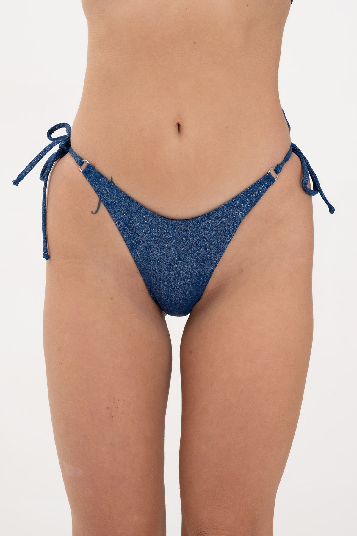 Brasiliana con lacci laterali