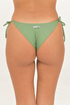 Brasiliana con Lacci Piquet